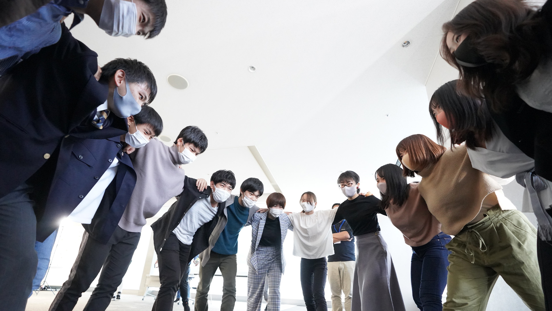 メンバーと肩を組む中村憲和